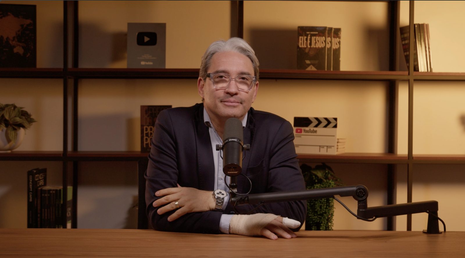 Pr. Mac Anderson na bancada onde grava os conteúdos da jornada